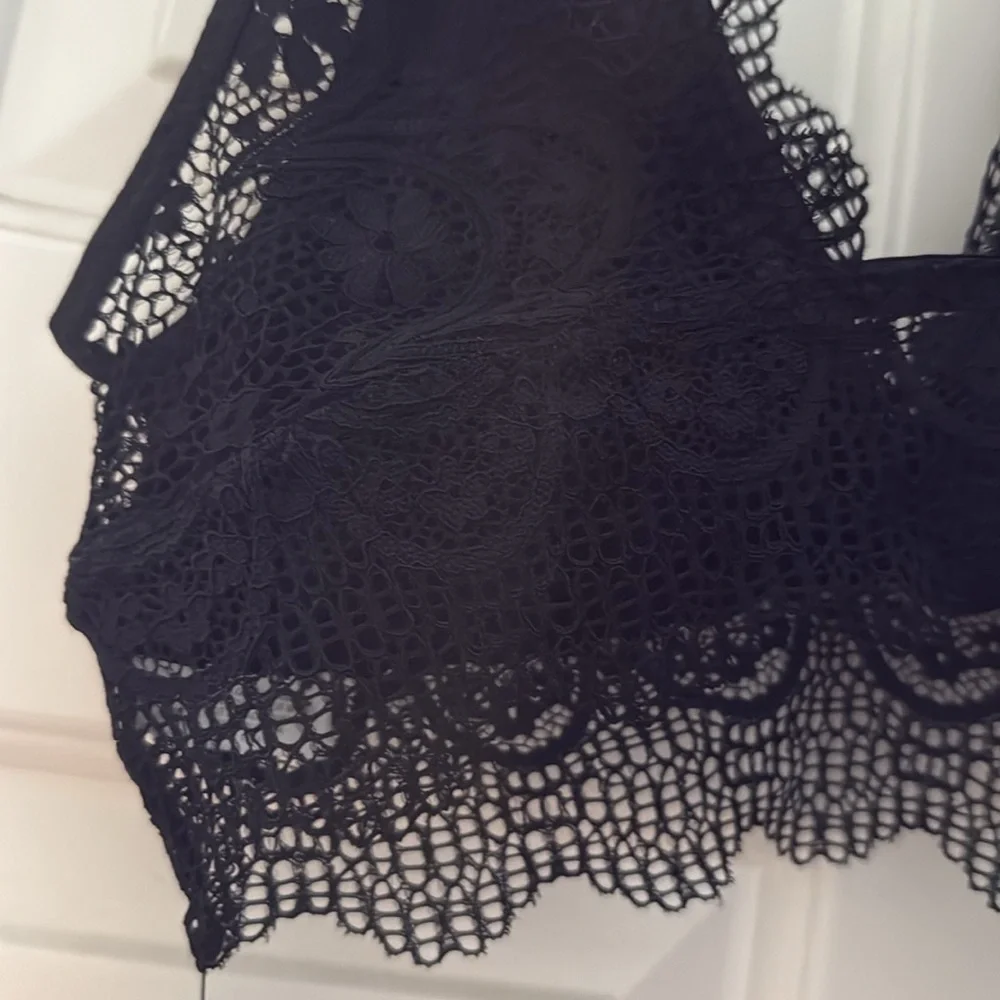 NWT black bralette lace - Fits small BRA Plunging V-no underwires SX/S S/M‎ m/L